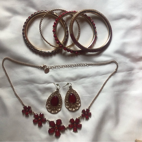 3 for $20 ❤️Claire’s Red Gold Jewelry Set - Picture 1 of 5